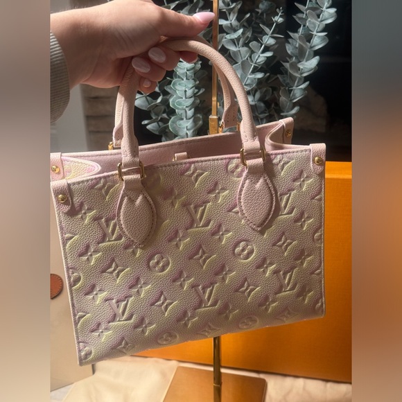 RARE🌟NEW🌟Louis Vuitton Pink Stardust On The Go PM SOLD OUT $6000 Retail price - Picture 2 of 11